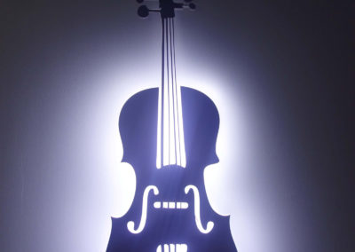 Violon découpé illuminé